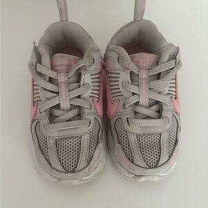 Nike Kids Sneakers in Gray and Pink